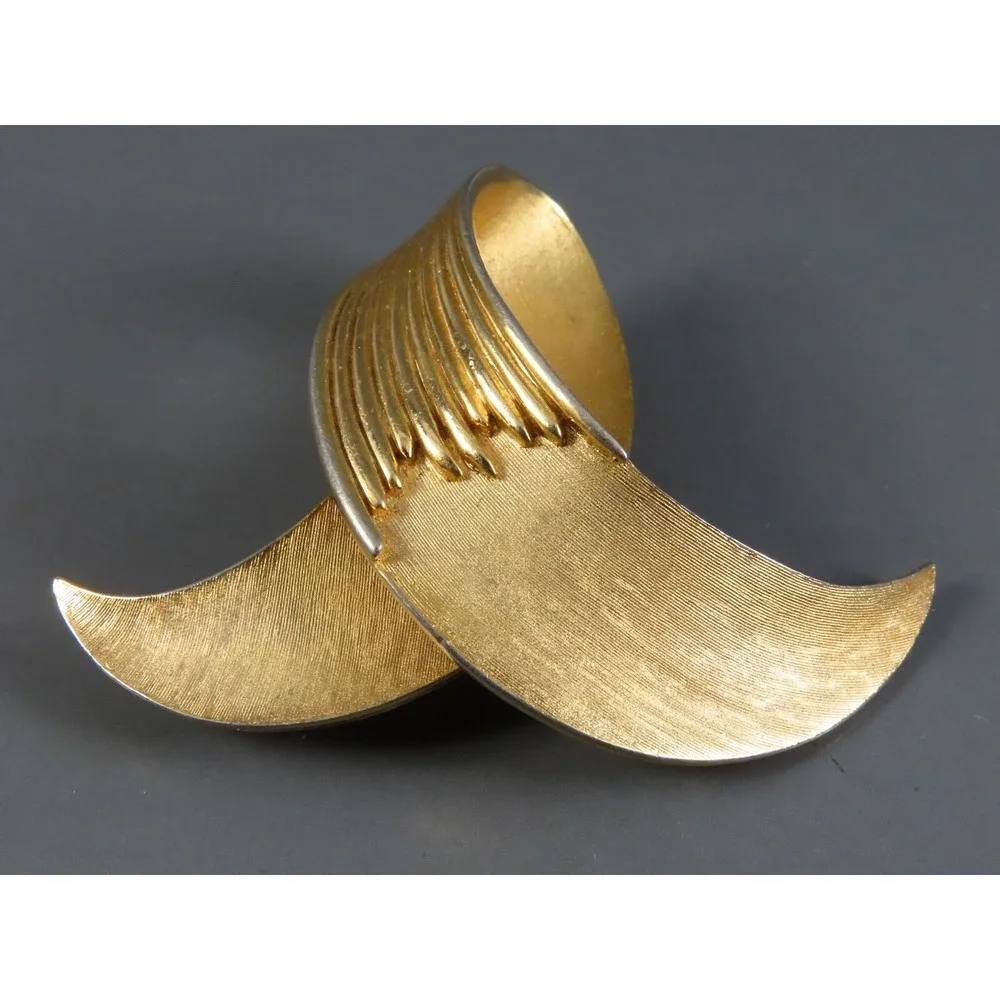 Vintage CROWN TRIFARI Brushed Gold Tone Brooch Pin SWIRL Loop Curl Ribbon Curly
